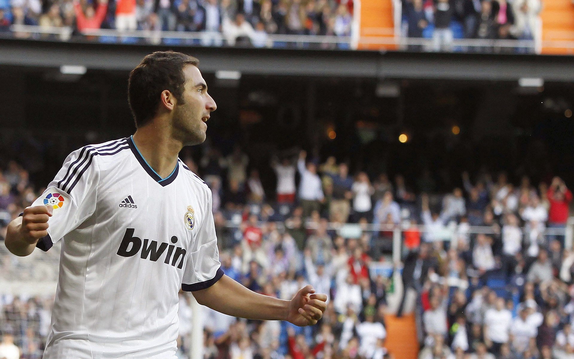 开云真人体育娱乐-西甲联赛：马德里双雄鏖战，积分拉锯战进入最后冲刺，西甲马德里德比直播